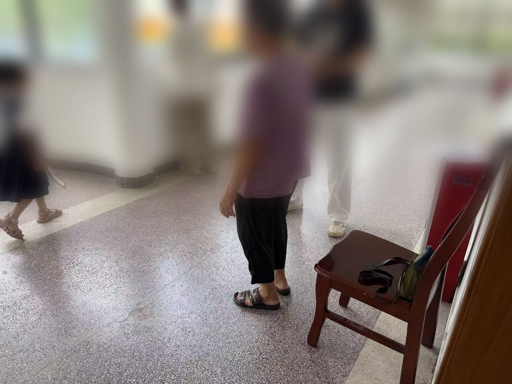 评估师为老人做体能测试