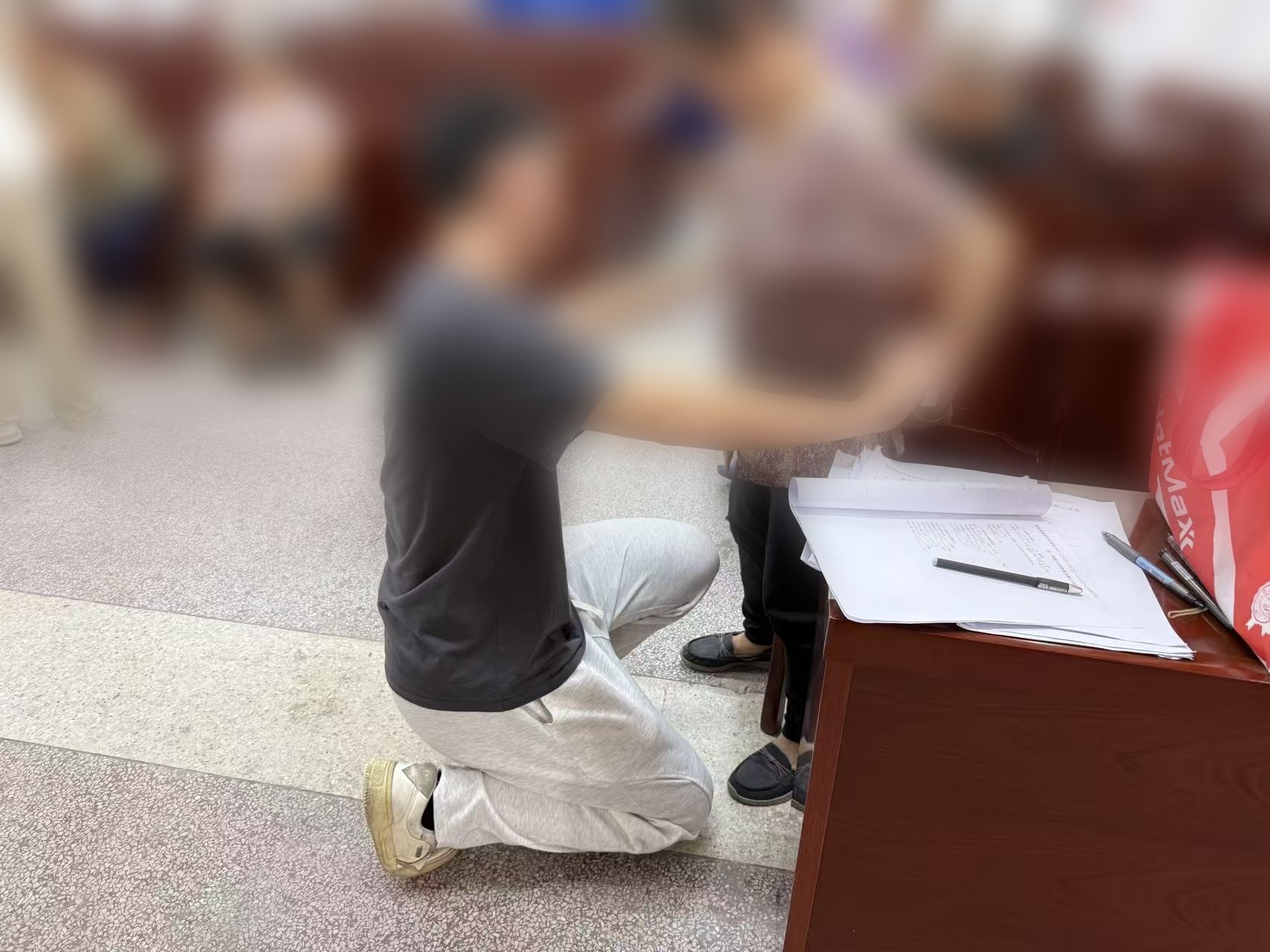 评估师与老人沟通
